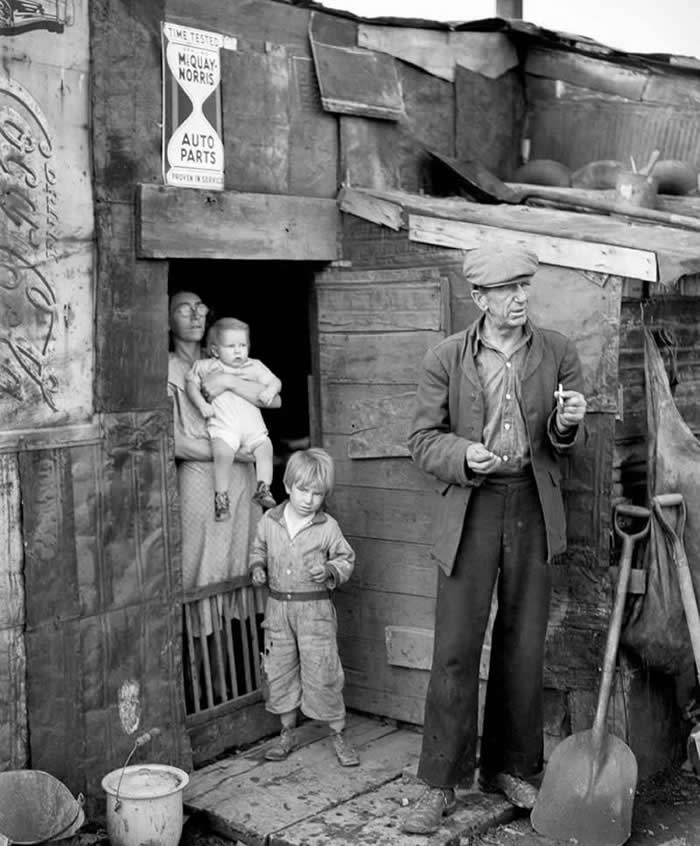 The Story Behind America: 35 Historical Photos Worth a Closer Look 45 A family on relief living in a shanty at the city dump in Herrin, Illinois, 1939.