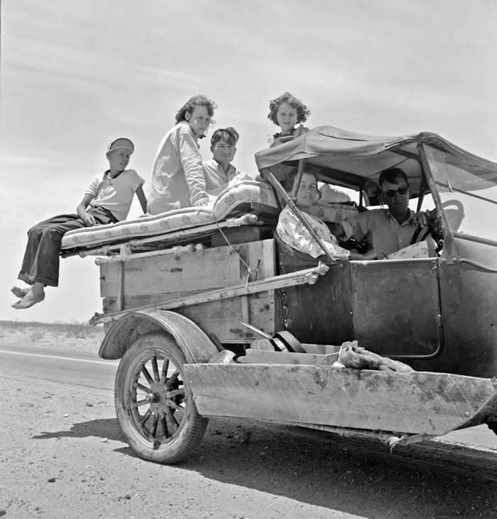 The Story Behind America: 35 Historical Photos Worth a Closer Look 46 Migratory family traveling across the desert in search of work in the cotton at Roswell, New Mexico. U.S. Route 70, Arizona, May 1937.