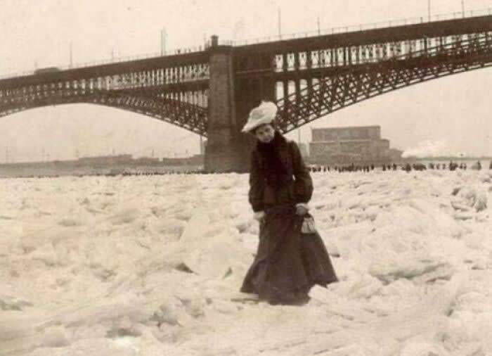 The Story Behind America: 35 Historical Photos Worth a Closer Look 53 The Mississippi River, Frozen Solid In St Louis, Missouri, 1905