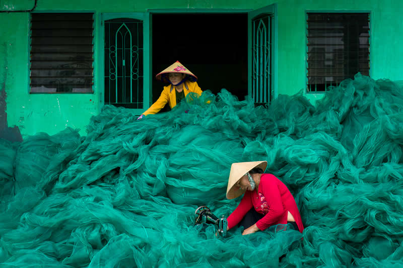 1st Place winner: Feeding the Machine by Barry Crosthwaite, United States - Chromatic Awards Street and Travel Winners
