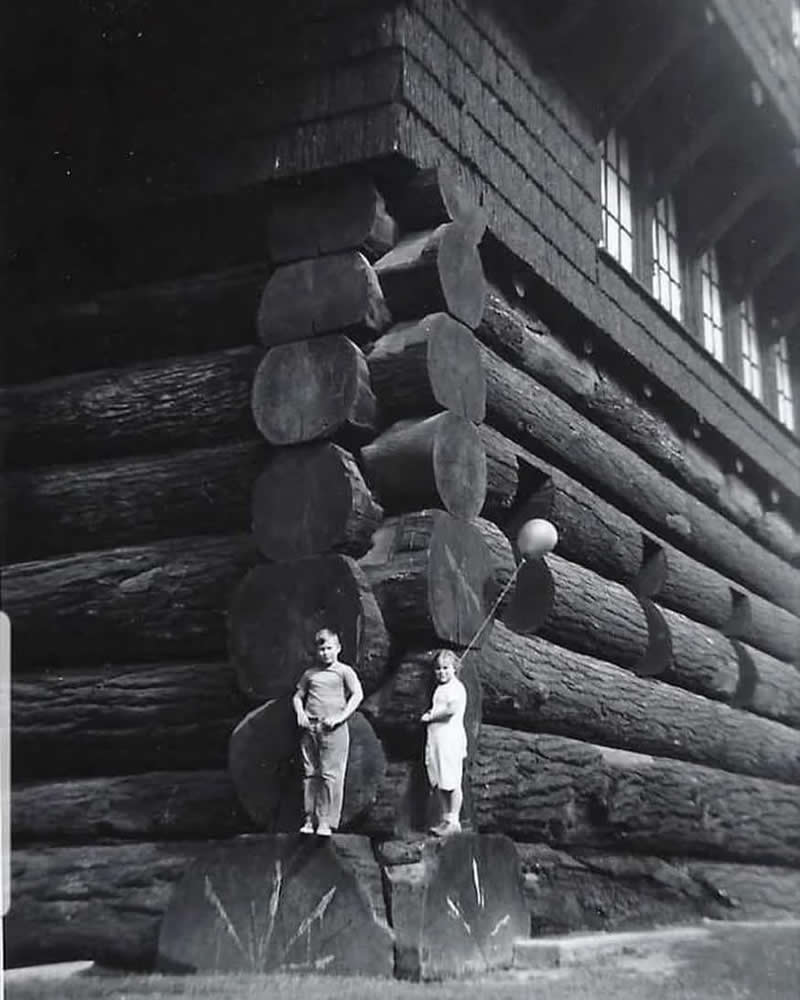 Children in front of world&rsquo;s largest log cabin in Portland, Oregon, USA 1938. Built In 1905 burned down In 1964