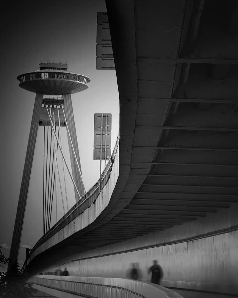 Taken with a Smartphone: 34 Jaw-Dropping Architectural Photos from the Mobile Photography Awards 49 Most SNP, Bratislava by Sean Feehan - Mobile Photography Awards