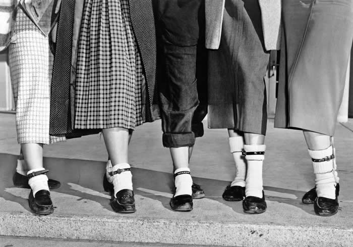 Apparently, there was this fad where teenage girls wore a dog collar on top of their socks. Picture taken in Los Angeles, 1953.