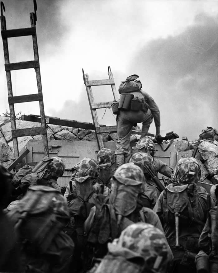 First Lieutenant Baldomero Lopez leads U.S. Marines over the seawall at Red Beach during the Inchon invasion, September 15, 1950. He was kıIIed minutes later while attacking a North Korean bunker.