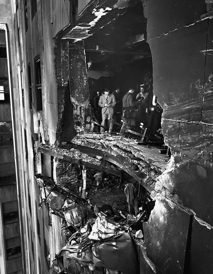 The aftermath from a B-25 bọmber crashing into the Empire State Building, 1945.