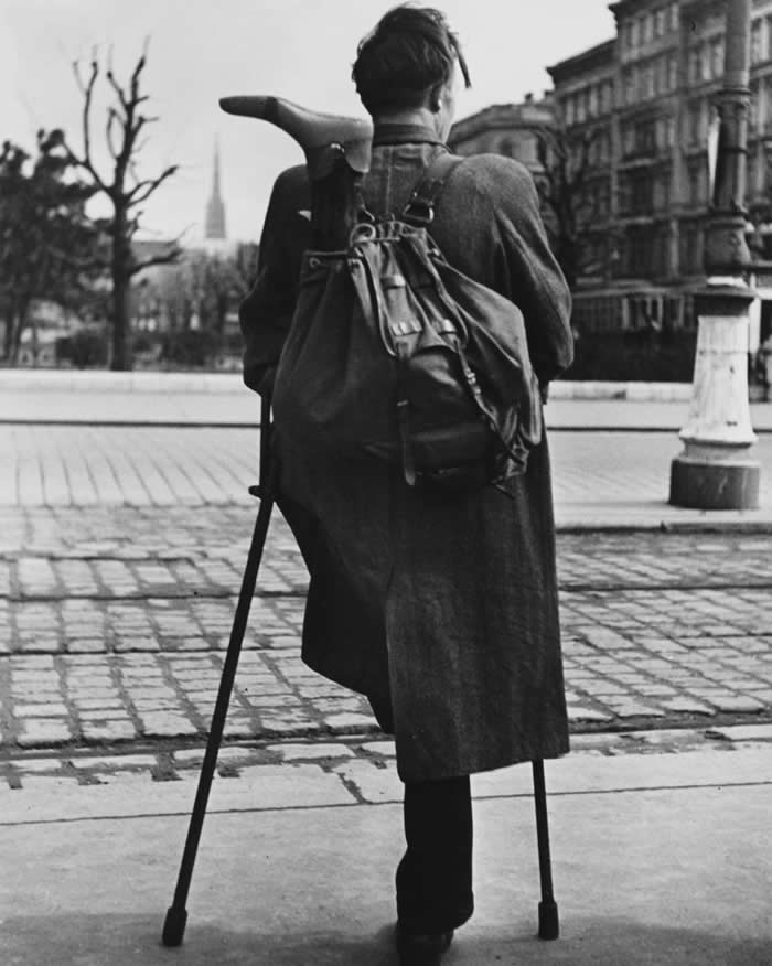 Homecoming prisoner of war, Vienna, Austria, 1946. Photo by Ernst Haas.