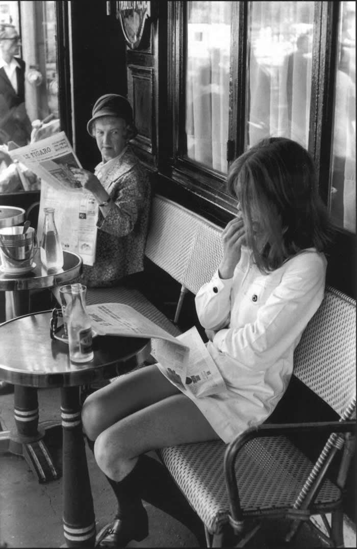 Vibes and mini skirts in Paris, 1969. Photo by Henri Cartier-Bresson.