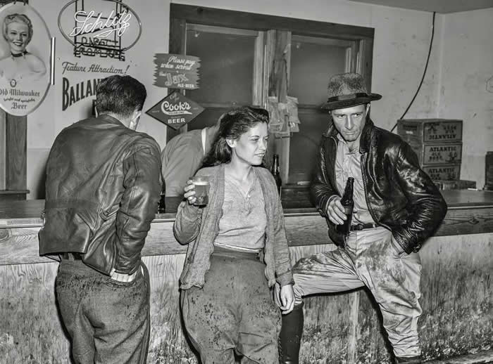 Construction workers drinking beer in Soldiers Joy Cafe near Camp Blanding. Starke, Florida. December 1940.