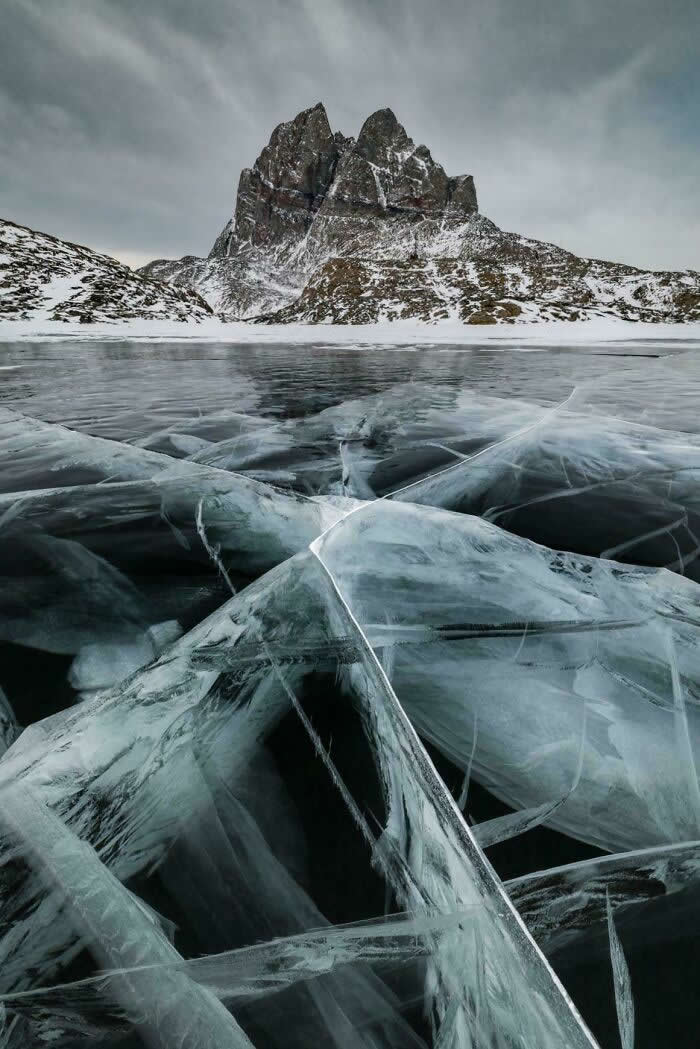Visual Therapy: 33 Satisfying Photos Celebrating Perfect Symmetry and Balance 43 Frozen Lake In Front Of A Mountain