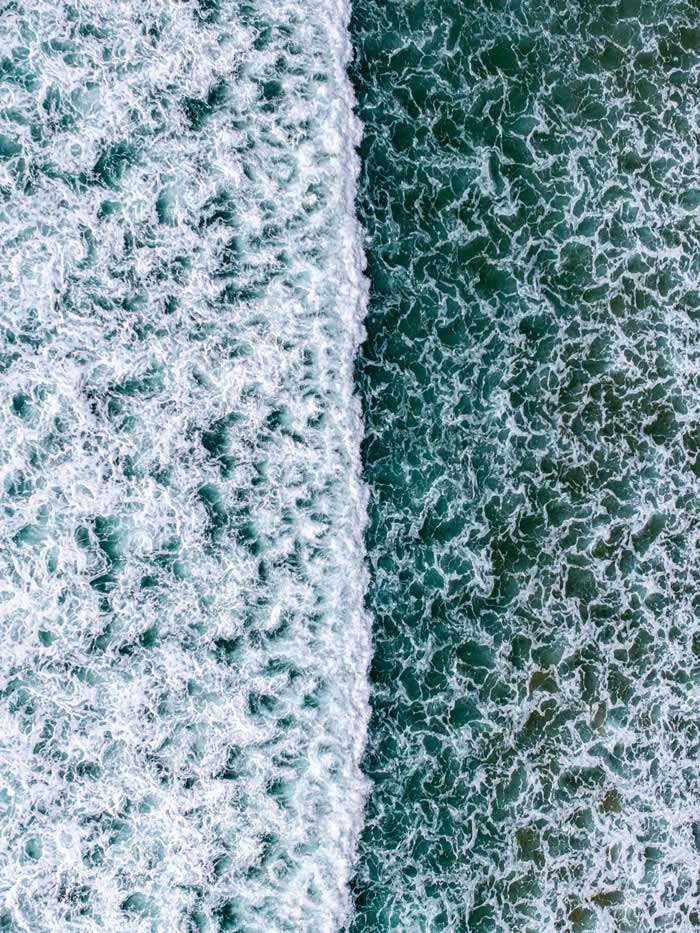 Visual Therapy: 33 Satisfying Photos Celebrating Perfect Symmetry and Balance 48 Waves on the coast of Portugal