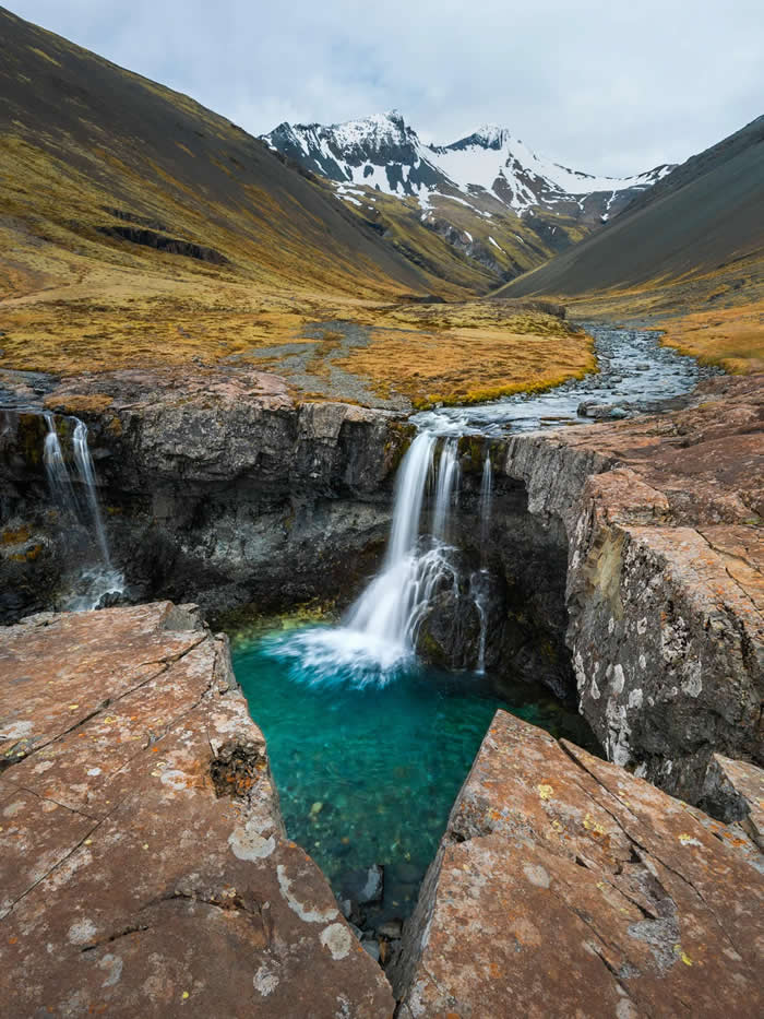 Visual Therapy: 33 Satisfying Photos Celebrating Perfect Symmetry and Balance 55 Waterfall in a valley