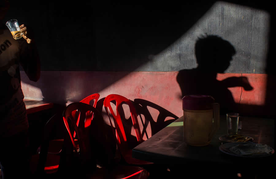 Street Photos by Shah Toufiqur Rahman - Shadow, Color and Perfect Timing