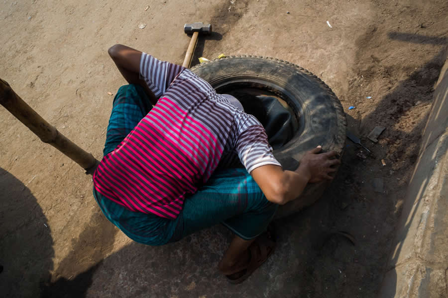 Street Photos by Shah Toufiqur Rahman - Shadow, Color and Perfect Timing