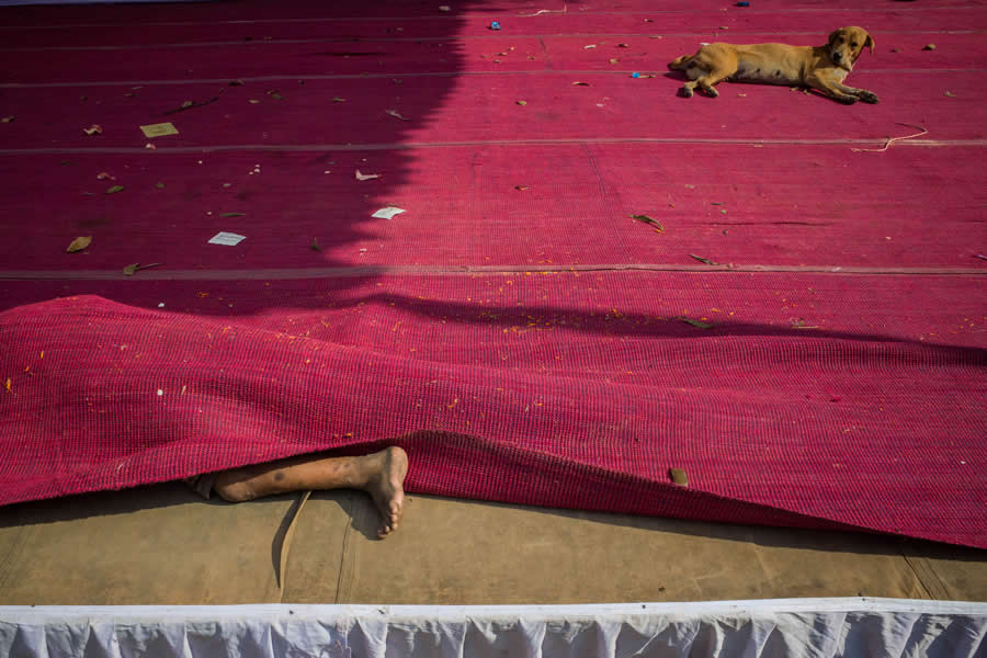 Street Photos by Shah Toufiqur Rahman - Shadow, Color and Perfect Timing