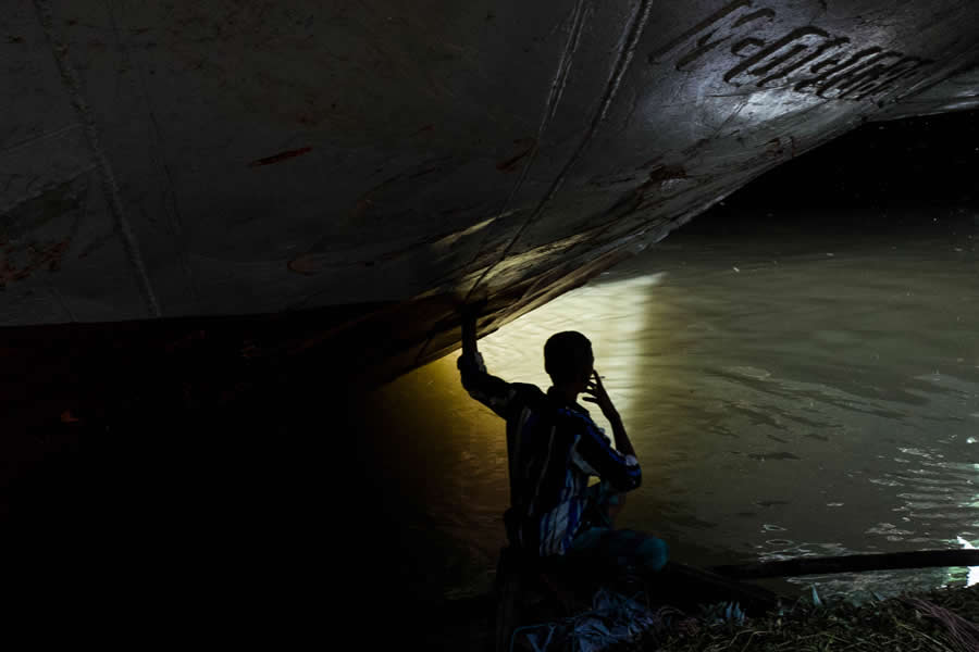 Street Photos by Shah Toufiqur Rahman - Shadow, Color and Perfect Timing