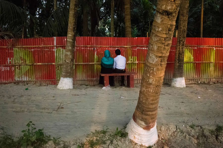Street Photos by Shah Toufiqur Rahman - Shadow, Color and Perfect Timing