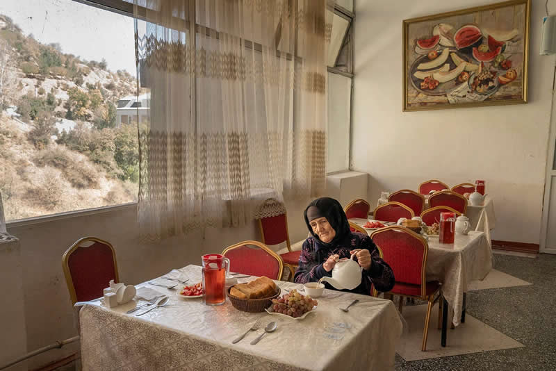 British photographer Jo Kearney has been crowned Overall Winner of the World Food Photography Awards and awarded the prize of &pound;5,000 ($6,700) for her tender image &lsquo;A Woman Eats in the Canteen of the Soviet-era Sanatorium&rsquo;.