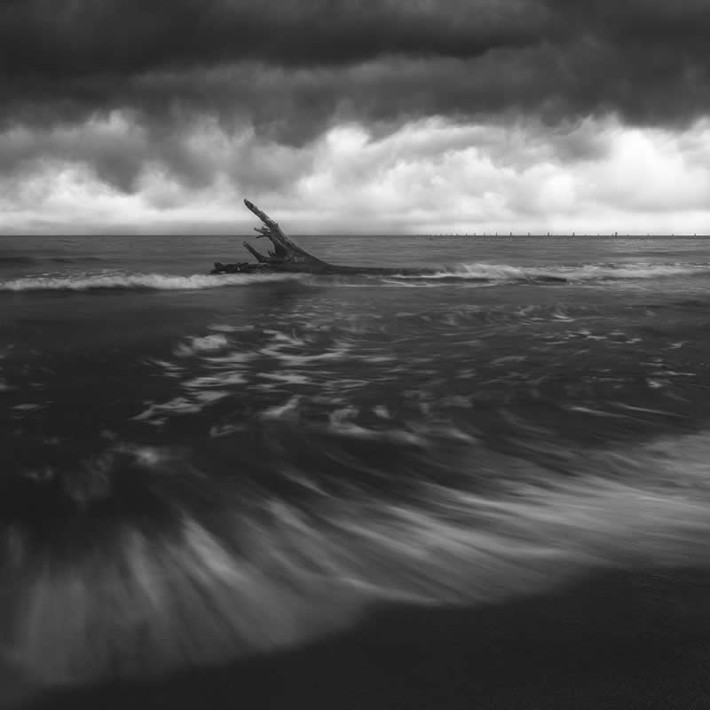 Monochrome Magic: 24 Winning Black and White Photos From the Academy Photo Awards 2026 35 The Last Defiance by Thomas de Franzoni, Italy - Academy Photo Awards 2026 Black and White Winners