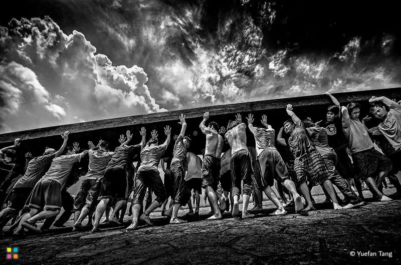 Carrying the Dragon Boat by Yuefan Tang, China - Award-Winning Photos of Hipa