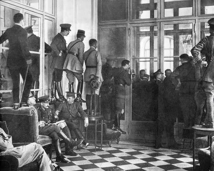 Spectators trying to get a glimpse of the Treaty of Versailles being signed, 1919