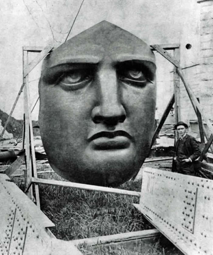 Unpacking the Statue of Liberty in 1885