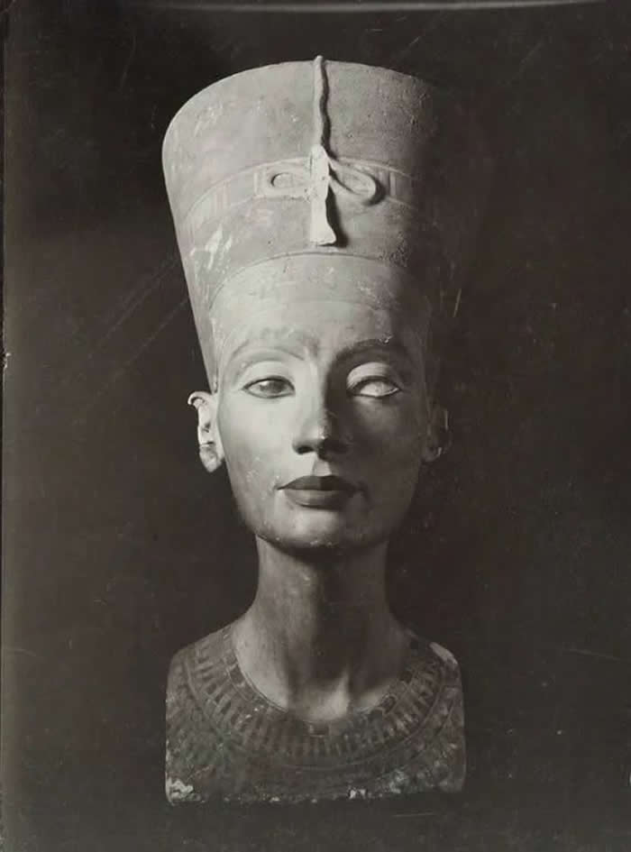One of the first photos of the Nefertiti bust, Amarna, 1912. Found by Ludwig Borchardt on December 6, 1912.