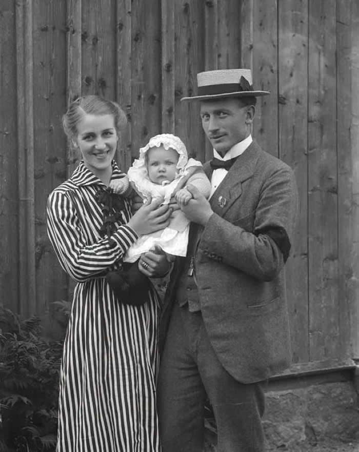 A dapper young couple and their daughter. Svinhult, Sweden in 1919.