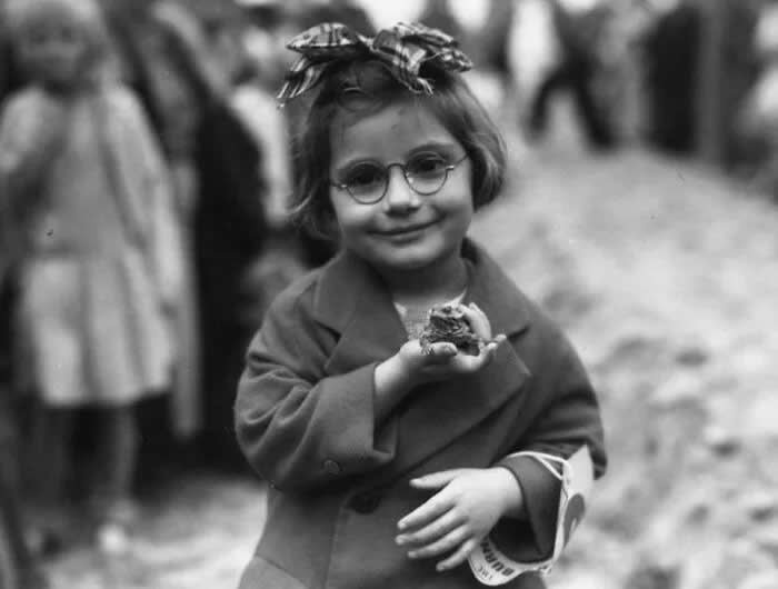 Little girl and her pet toad at a pet show at a Venice Beach, California, 1936. - Animals Stole the Spotlight Historic Photos