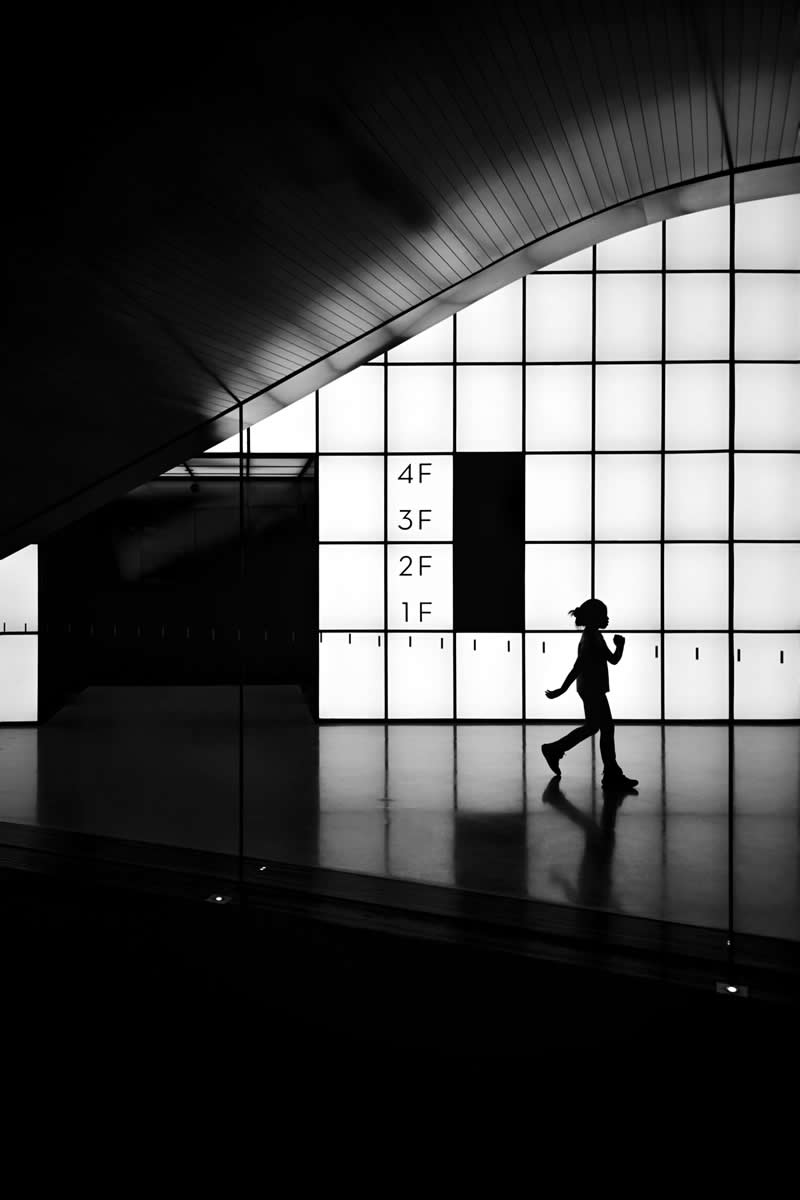Black and White Street Photography by Leon Yu