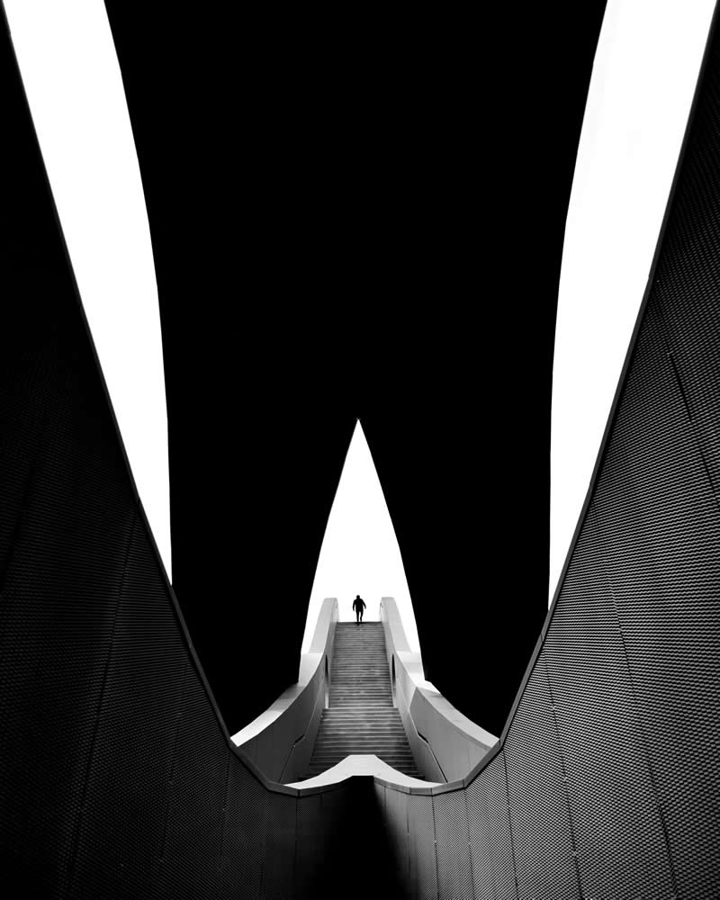 Black and White Street Photography by Leon Yu
