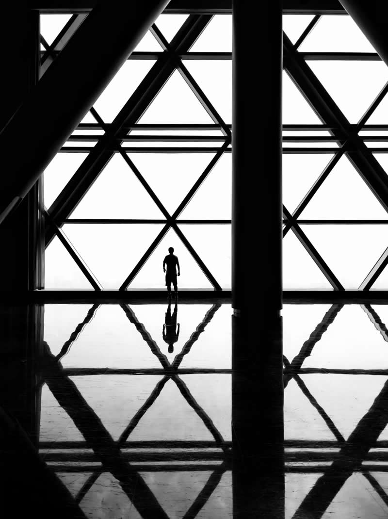 Black and White Street Photography by Leon Yu