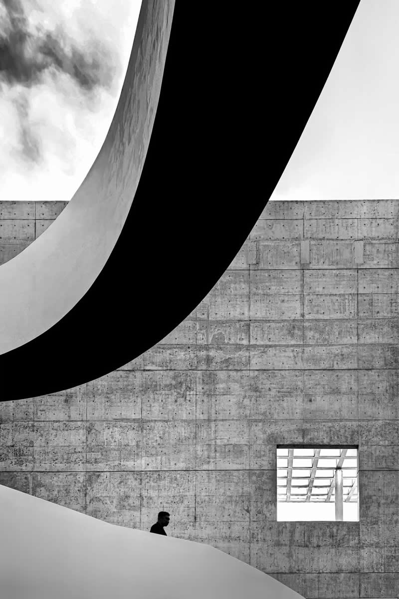 Black and White Street Photography by Leon Yu