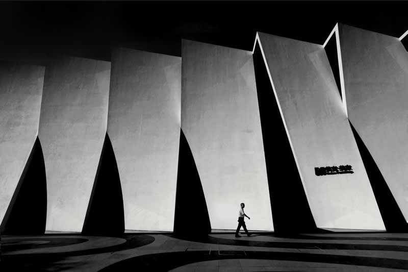 Black and White Street Photography by Leon Yu