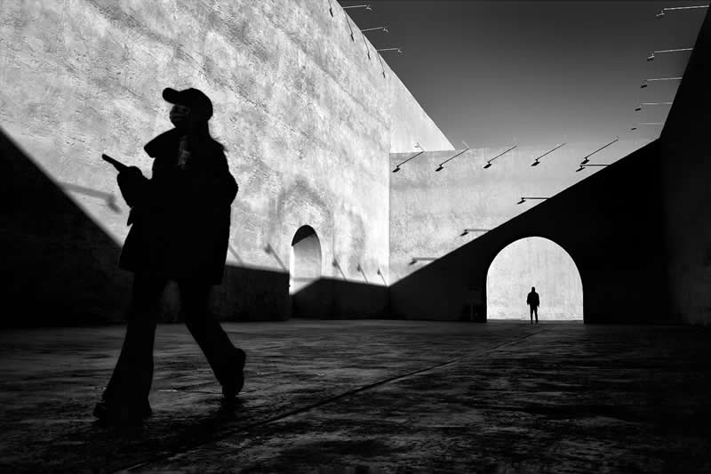 Black and White Street Photography by Leon Yu