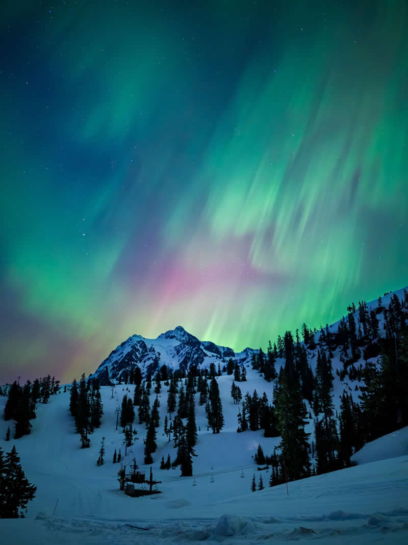 Mobile Nighttime Photography - First Place: Aurora Over Mount Shuksan by Enrique Barquet - 2026 Capture the Dark photography contest Winners
