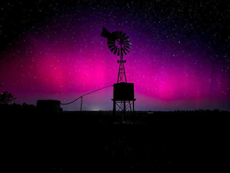 Smartphone Astrophotography: Echos Beneath the Aurora Australis by Sharon Woods - Central West Astronomical Society David Malin Awards