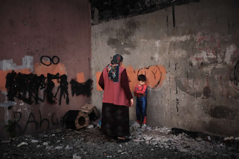 Single Winner - 1st Place: Sublime Porte by Colin Helie-Harvey, Canada - LensCulture Street Photography Awards 2026 Winners