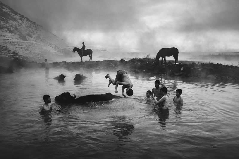 The Aquatic Ceremony by Yusuf Eminoglu - LensCulture Street Photography Awards 2026 Winners