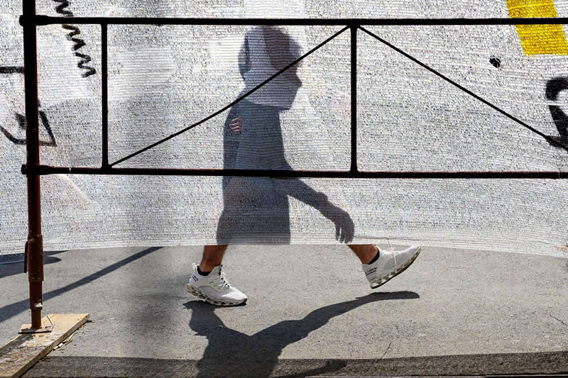 Passing Through by Tam&aacute;s Vasv&aacute;ri - LensCulture Street Photography Awards 2026 Winners