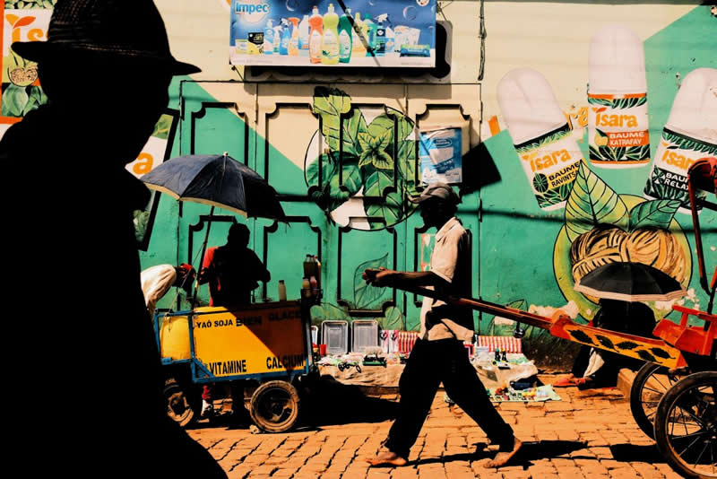 Urban Photo Awards 2026: 35 Finalist Photos That Turn Everyday Streets Into Art 46 Couleur De Vie(lle) by Remy Pinaton - Urban Photo Awards 2026 Street Finalists