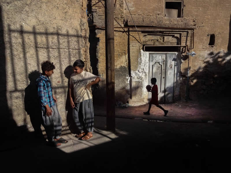Urban Photo Awards 2026: 35 Finalist Photos That Turn Everyday Streets Into Art 52 Playing Child by Farshid Ashkar - Urban Photo Awards 2026 Street Finalists