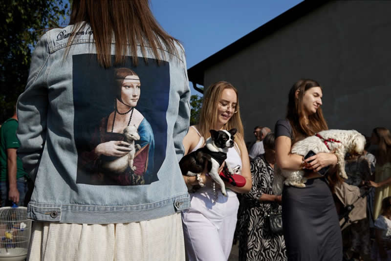 Urban Photo Awards 2026: 35 Finalist Photos That Turn Everyday Streets Into Art 62 A Lady With A Dog by Janusz Jurek - Urban Photo Awards 2026 Street Finalists