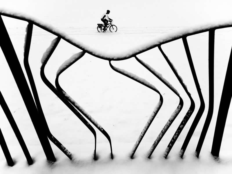 Urban Photo Awards 2026: 35 Finalist Photos That Turn Everyday Streets Into Art 67 Line Dance by Mateusz Kuca - Urban Photo Awards 2026 Street Finalists