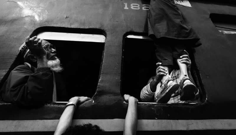 Street - Silver: The bizarre window by Md. Arifuzzaman, Bangladesh - 12Awards Photography Competition Winners