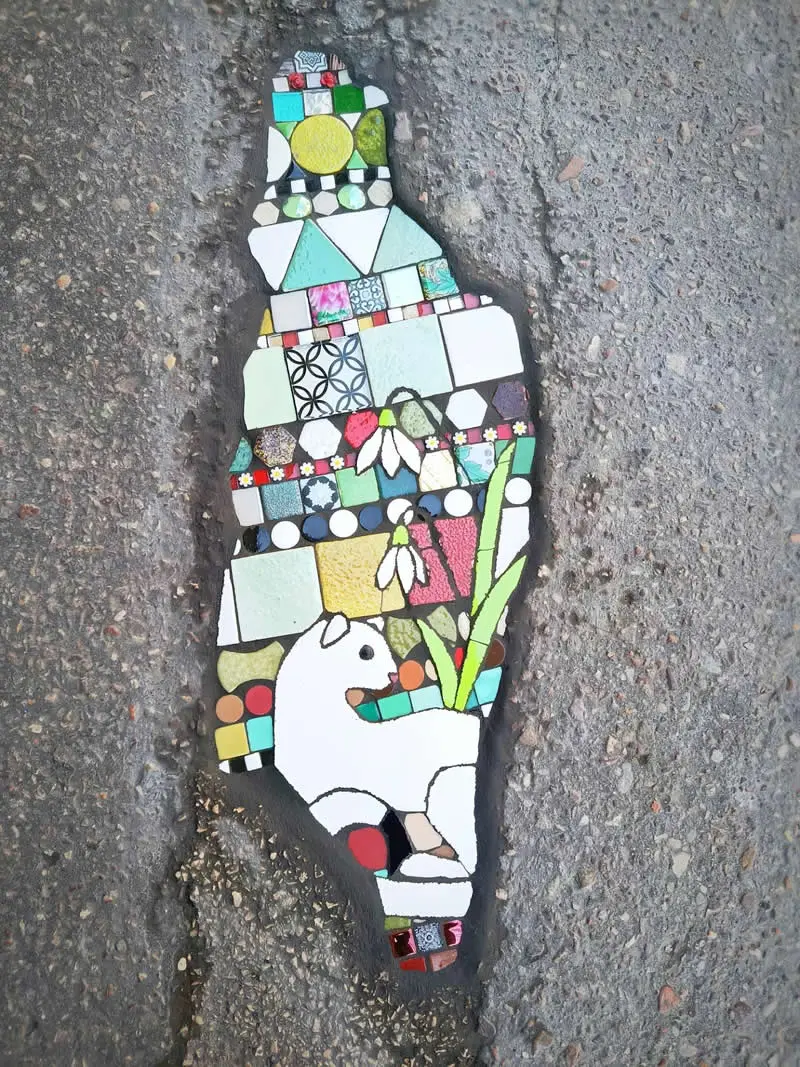 On Boulevard Thiers, in front of Carnot, I present this mosaic adorned with snowdrops and an ermine in its winter coat. These delicate little bells announce the coming of spring and its magnificent blooms.
