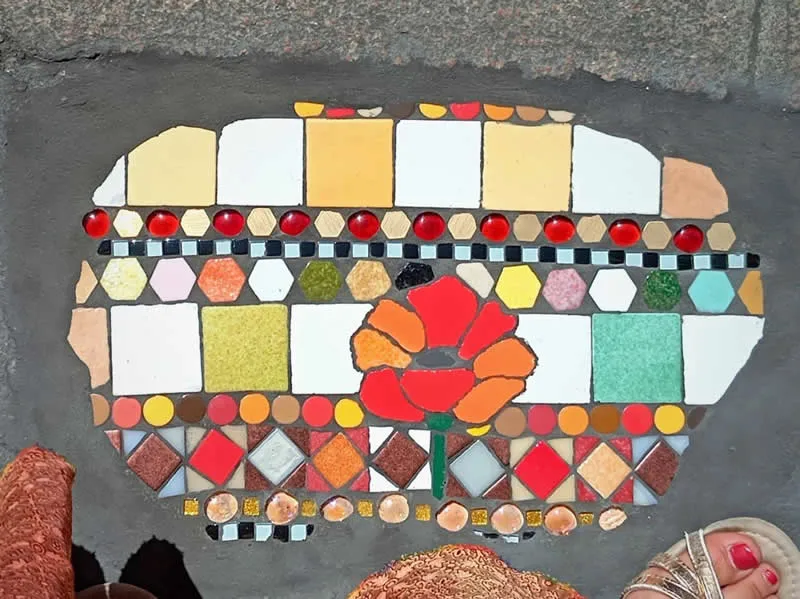 Rue Chaudronnerie, I offer you this beautiful poppy to adorn your pavement