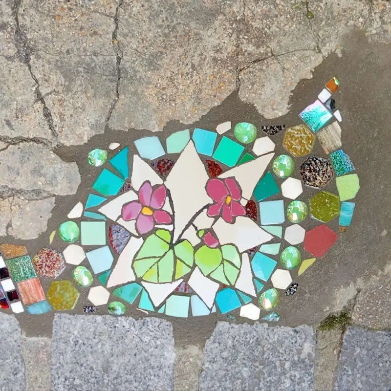On Rue Bannelier, between the market and the Caf&eacute; de l'Industrie, I offer you these pretty little wood violets, in mosaic.