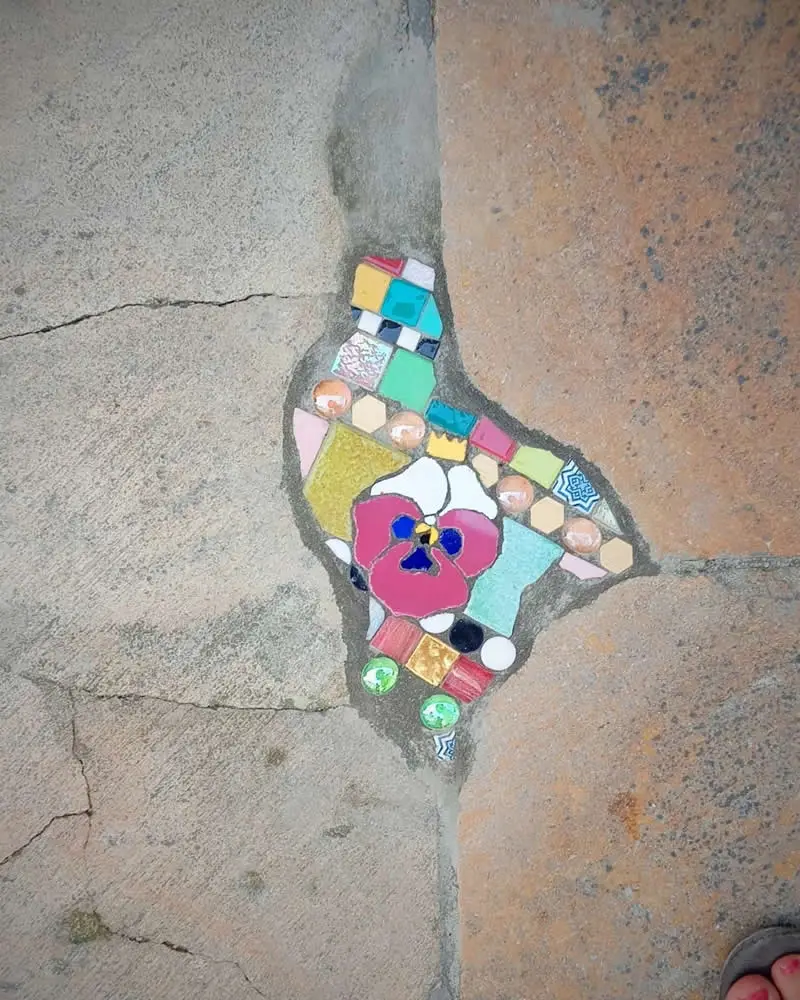 On Rue Vauban, opposite my grandpa's old office (now the restaurant La Petite Reine), I've placed this delicate mosaic flower.