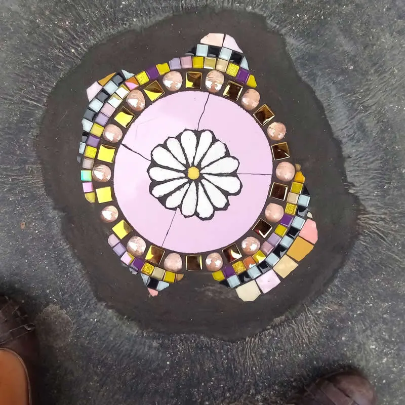 Rue Jeannin, I'm offering you this lovely mosaic daisy! What makes a flower beautiful is its light, but also its ephemeral nature.