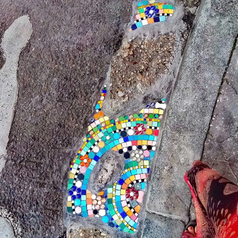 With these mosaic flowers, I offer you my Old L&eacute;on, the most beautiful of gutters!